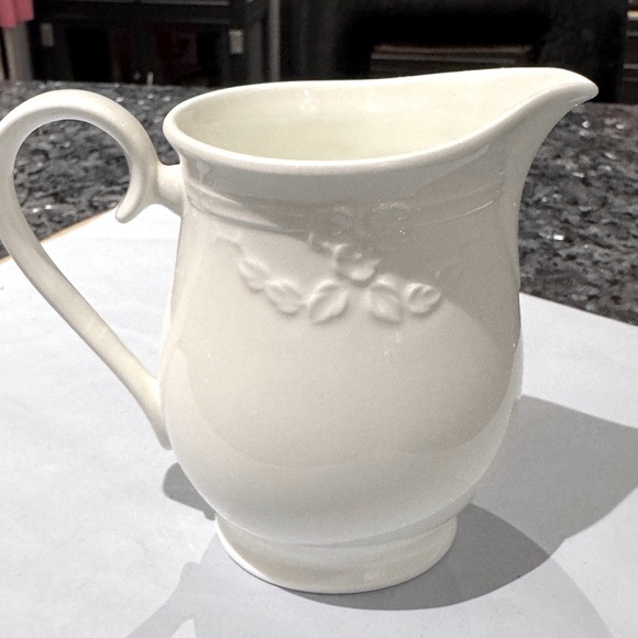 ✨ Stunning Vintage Villeroy & Boch White Bone China Pitcher – Embossed Floral”✨ - Picture 5 of 13